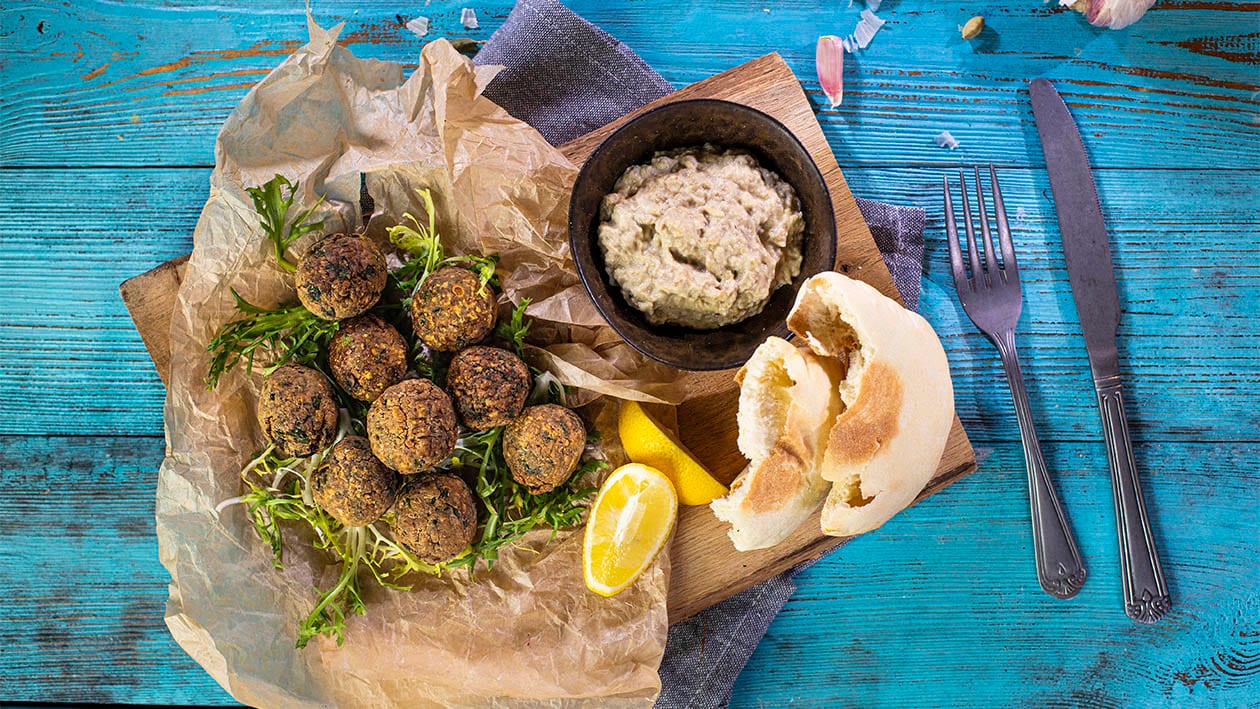 Wegański falafel z pitą frytkami i sosem czosnkowym Wegański falafel z pitą frytkami i sosem czosnkowym